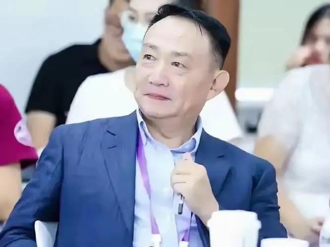 看到卢麒元那句质问，我瞬间被击中了软肋：“家产全往海外挪的人，凭什么给国内定规矩