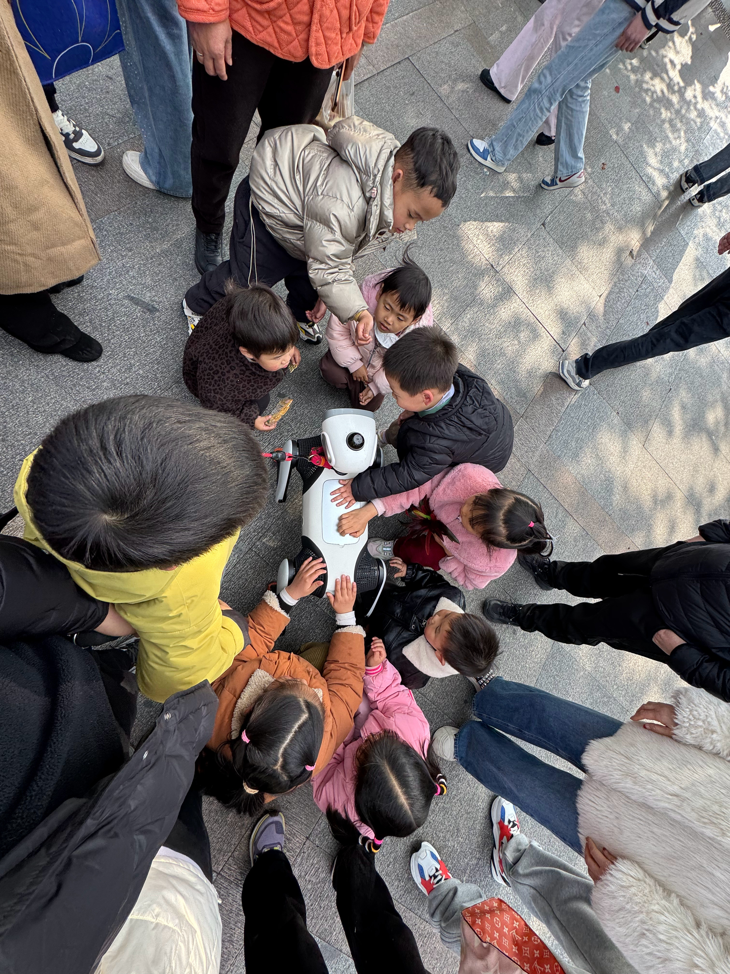 今天带大头来逛西湖，但凡停下来就是无数小朋友围上来，喜欢的不得了。很多家长都过来