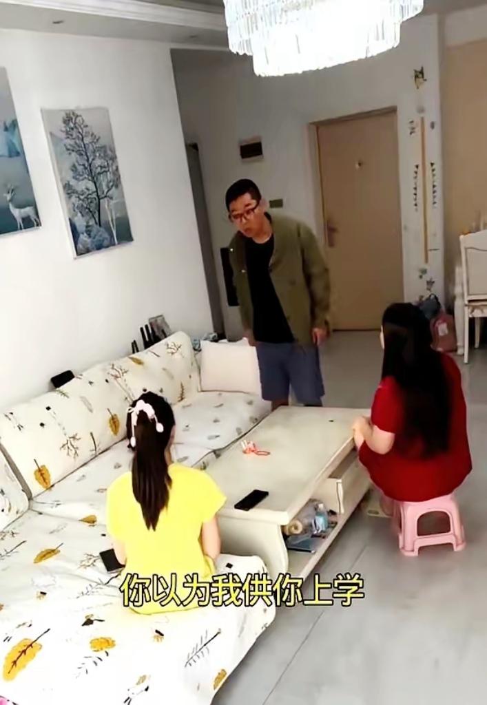 刷到江西那位49岁父亲吼女儿的视频，我直接愣住了——“你没资格指责我们穷，这个家