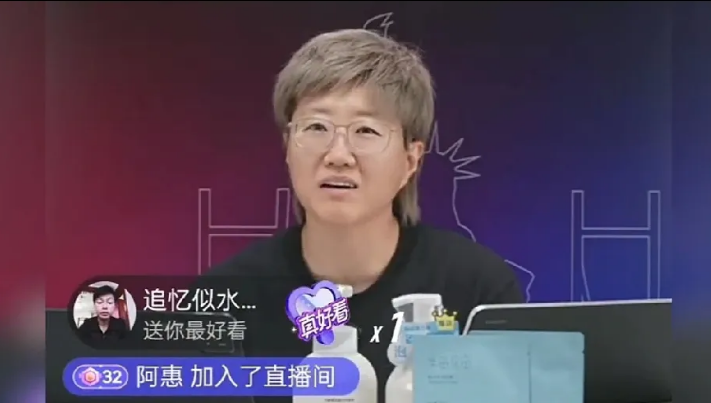 郭焱在直播间一个劲儿唉声叹气，眼瞅着莎莎被陈熠压下去了，她很不好受，太难受了。她