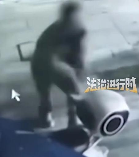 上海，男子在足疗店点了个技师，1小时后，服务结束，男子晃晃悠悠来到窗边，瞅准时机