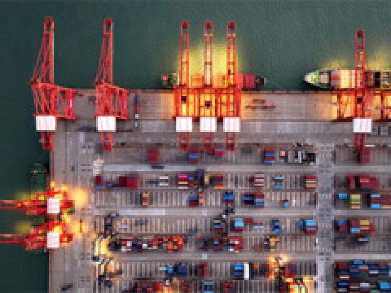 中国贸易顺差首超1万亿美元，这简直是个里程碑事件！海关总署数据显示，今年前11个