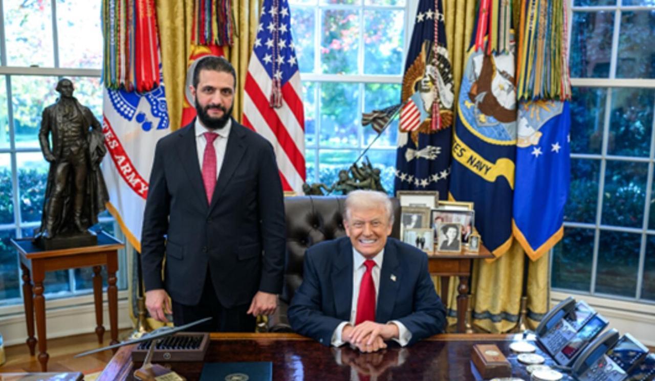 朱拉尼虽然得到了美国总统的接见，但却倍感屈辱，先是进白宫不让走正门，合影的时候更