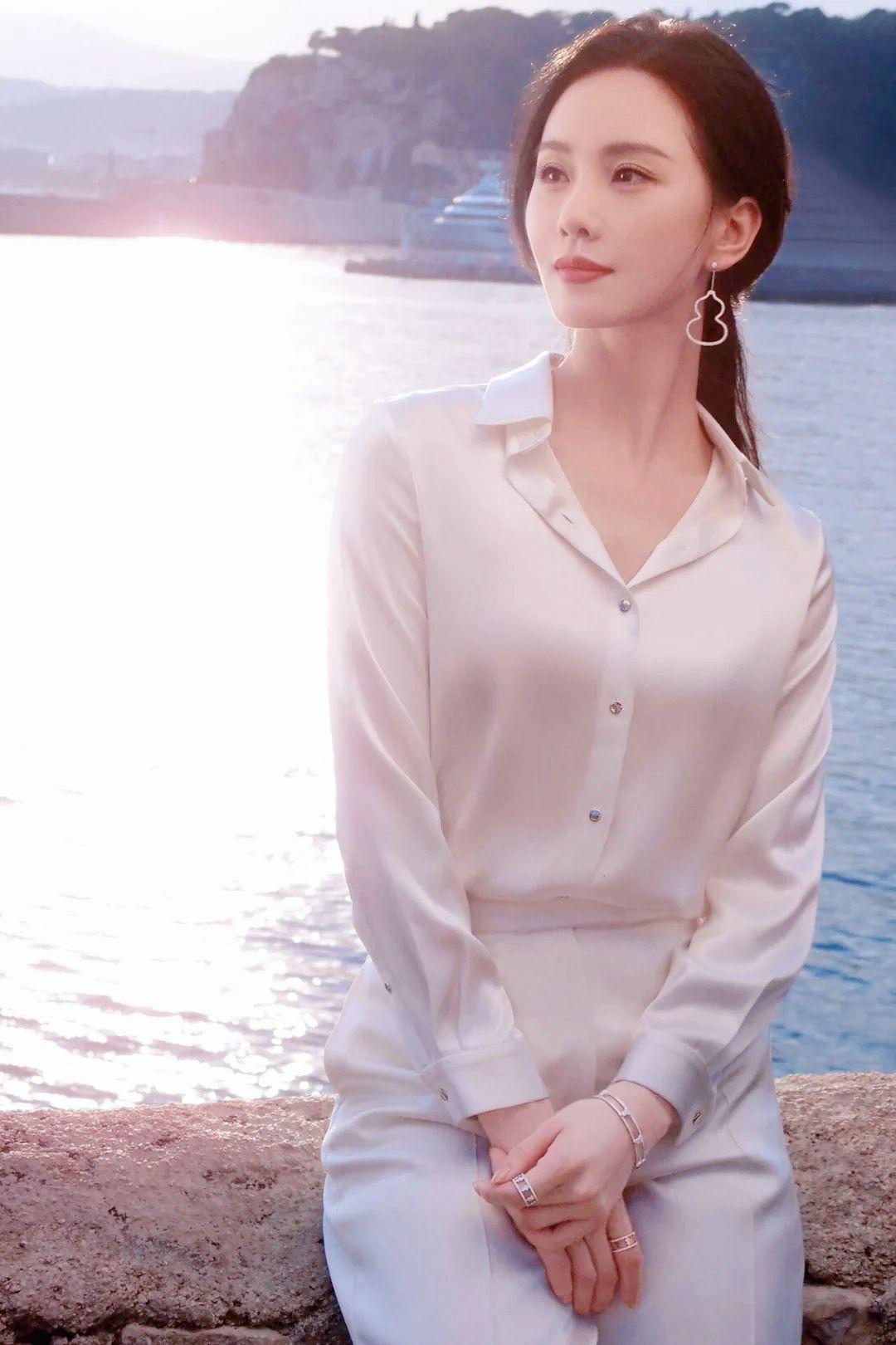 诗意的时光在她的身姿中流淌，如诗如画，温婉如玉