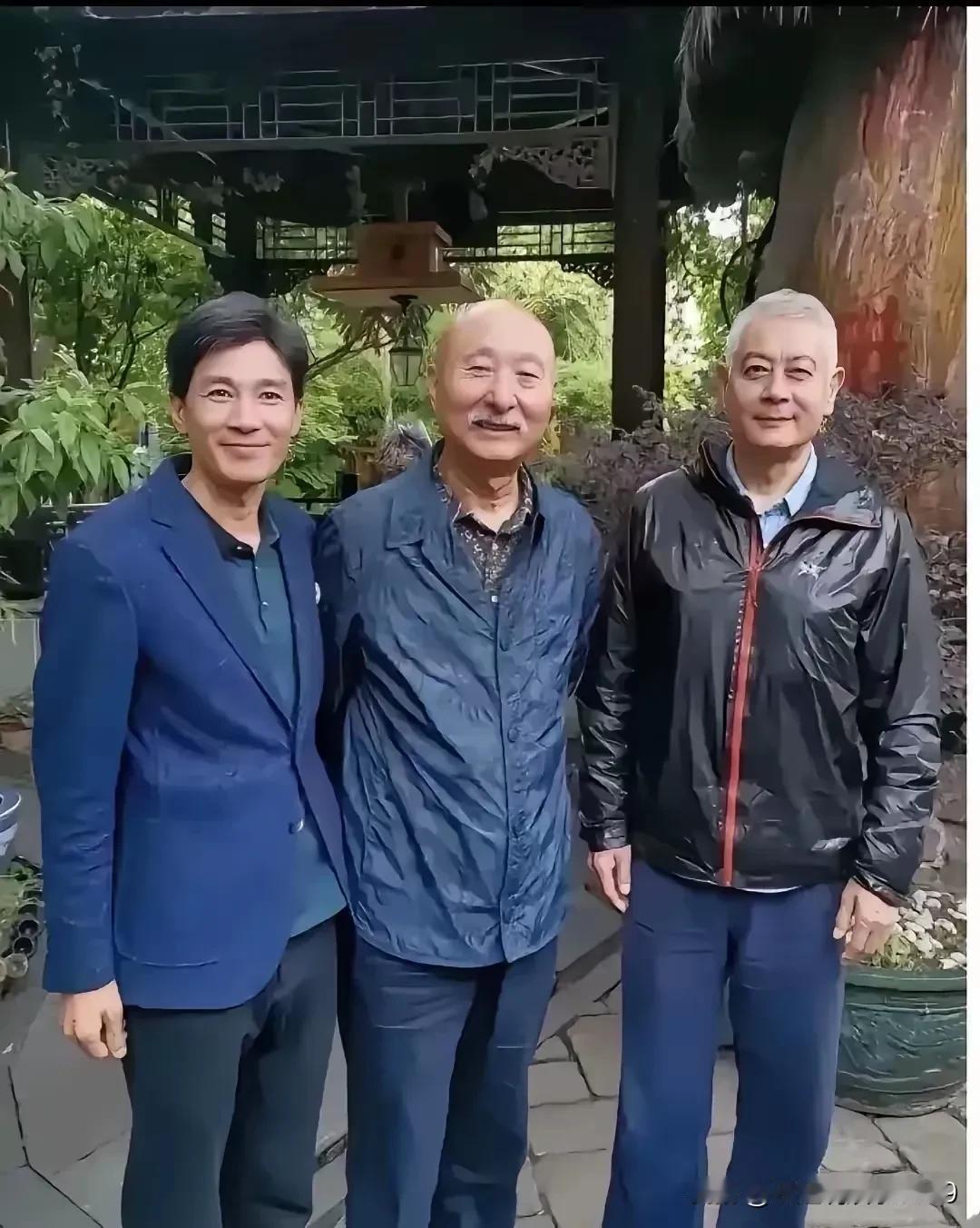 这三个人中，我只认出了一个吃面条还卖过羊肉串和当过叛徒的陈先生，另外那二位看着面