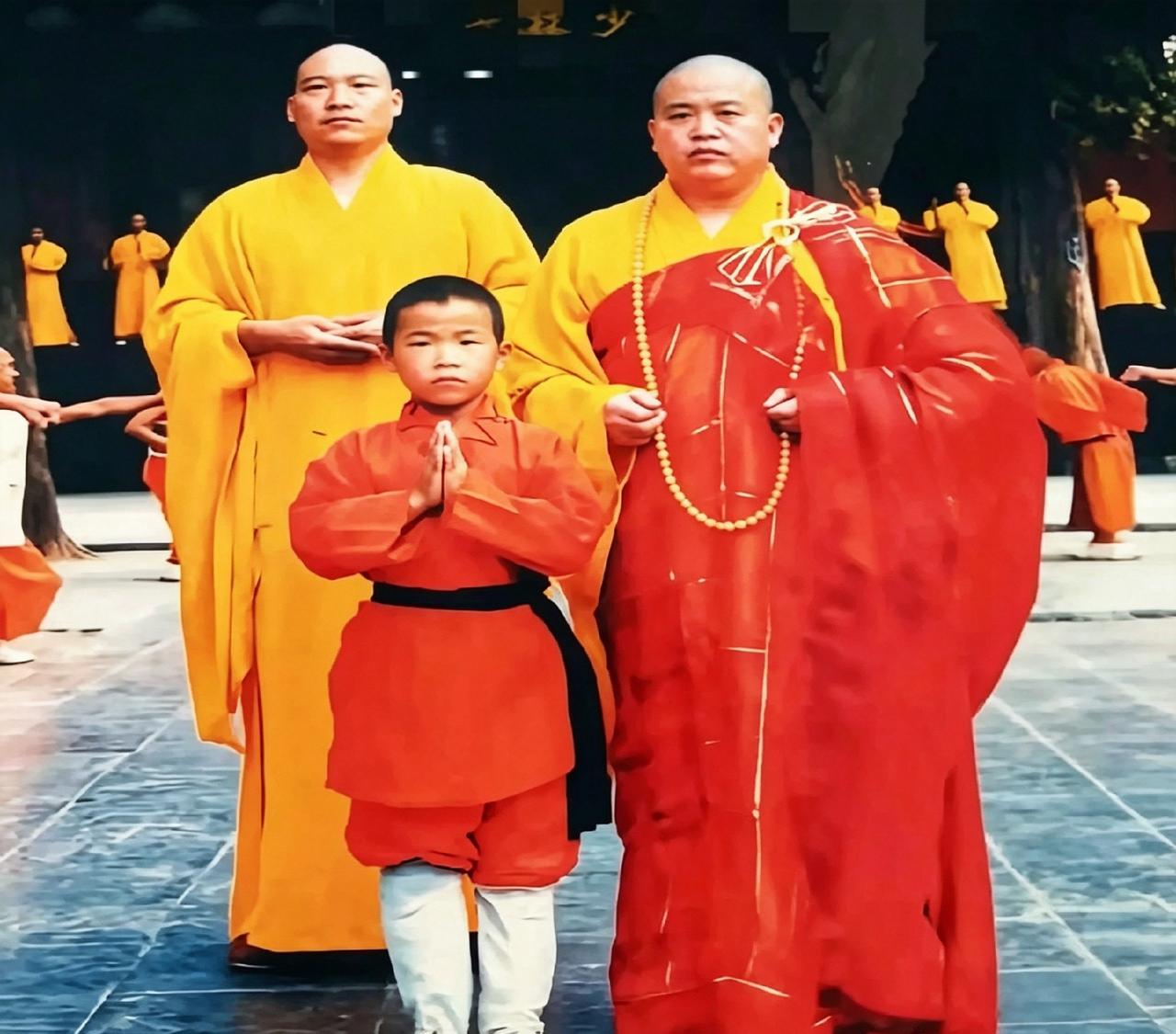 看看90年代的少林寺。老照片里，方丈释永信和总教头释延鲁站在后头，前头是个扎马步