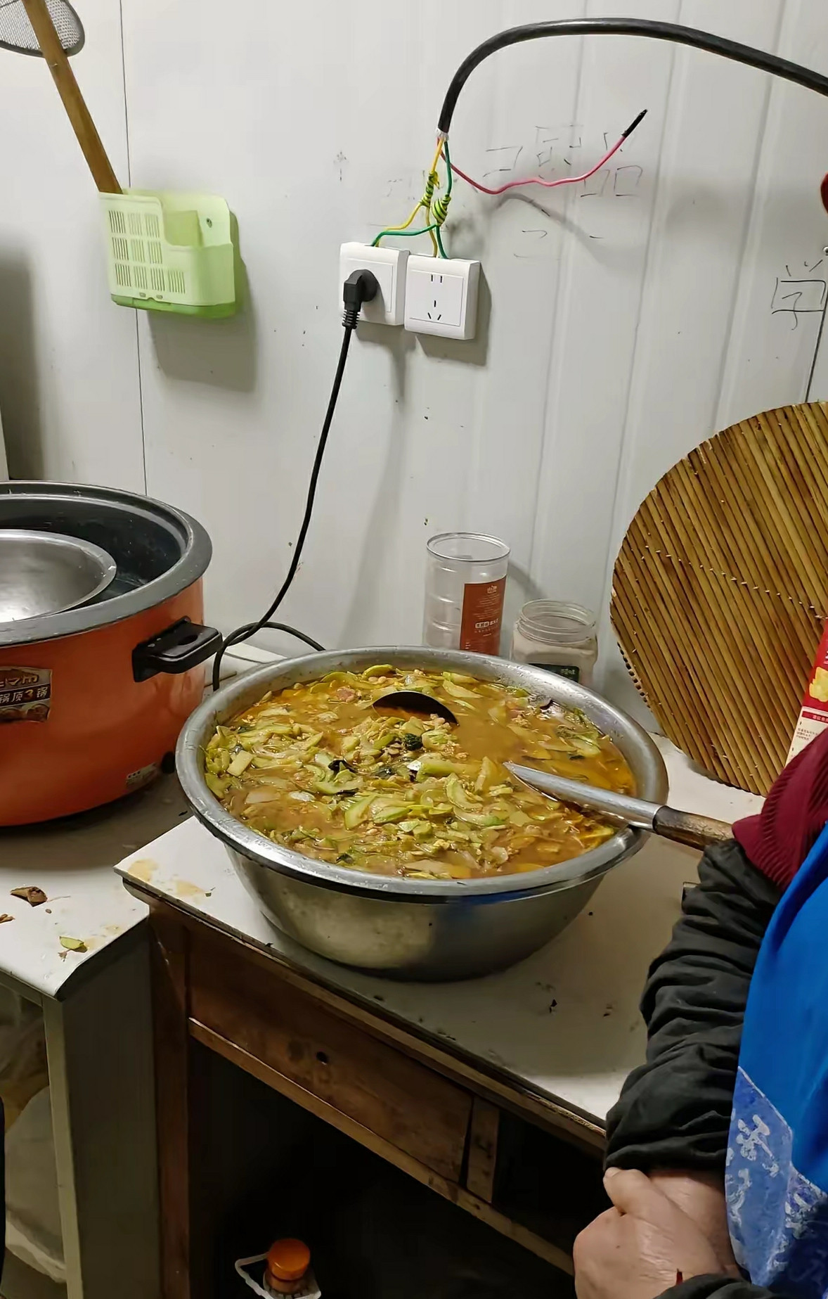 这是我们工地的晚餐，炒西葫芦，煮挂面。