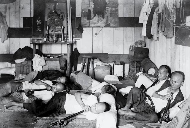 晚清风雨飘摇，王朝在崩塌边缘，百姓在生死线上挣扎，而紫禁城内的灯火，依旧通明。