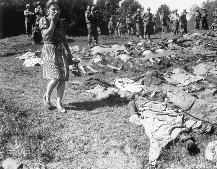 飞扬军事1945年5月，盟军士兵强制德国民众参观被德国纳粹杀害的斯拉夫