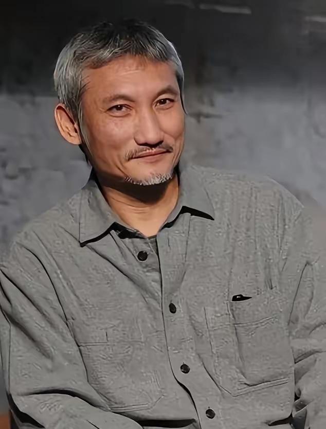 徐克的眼神，哪怕笑着也让人害怕还记得有一个节目，李昌钰博士问他杀过人吗？他