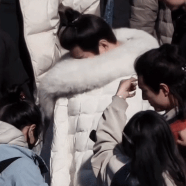 这是老呃亲粉丝的文案:“小ji缩回了他毛茸茸的蛋壳”