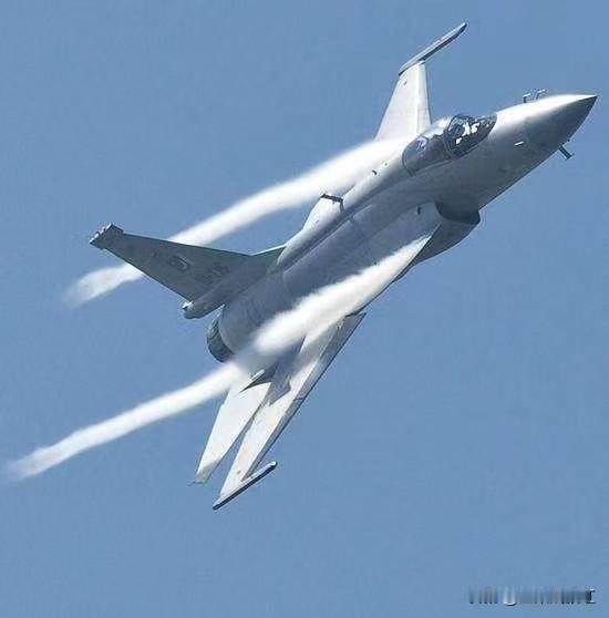 FC1“枭龙”轻型多用途战斗机，巴基斯坦称JF17“雷电”，是中巴联合研制的战机