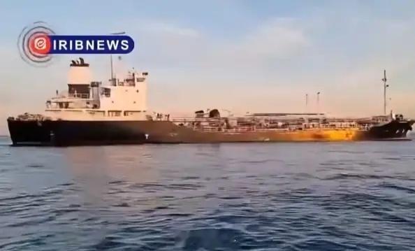 太解气：伊朗在波斯湾扣下美国商人油轮！这事儿干得漂亮！就在12月24号，伊朗伊斯