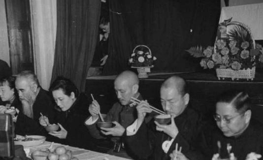 1948年，蒋介石请王耀武吃饭，宋美龄亲自下厨做了一桌山东菜，吃完饭后，王耀武却