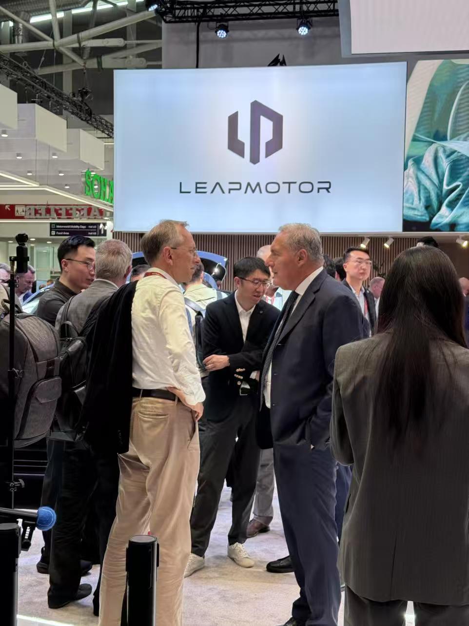 法拉利CEO闪现零跑展台，Lafa5全球首秀吸引全场目光？ 备受期待的德国慕