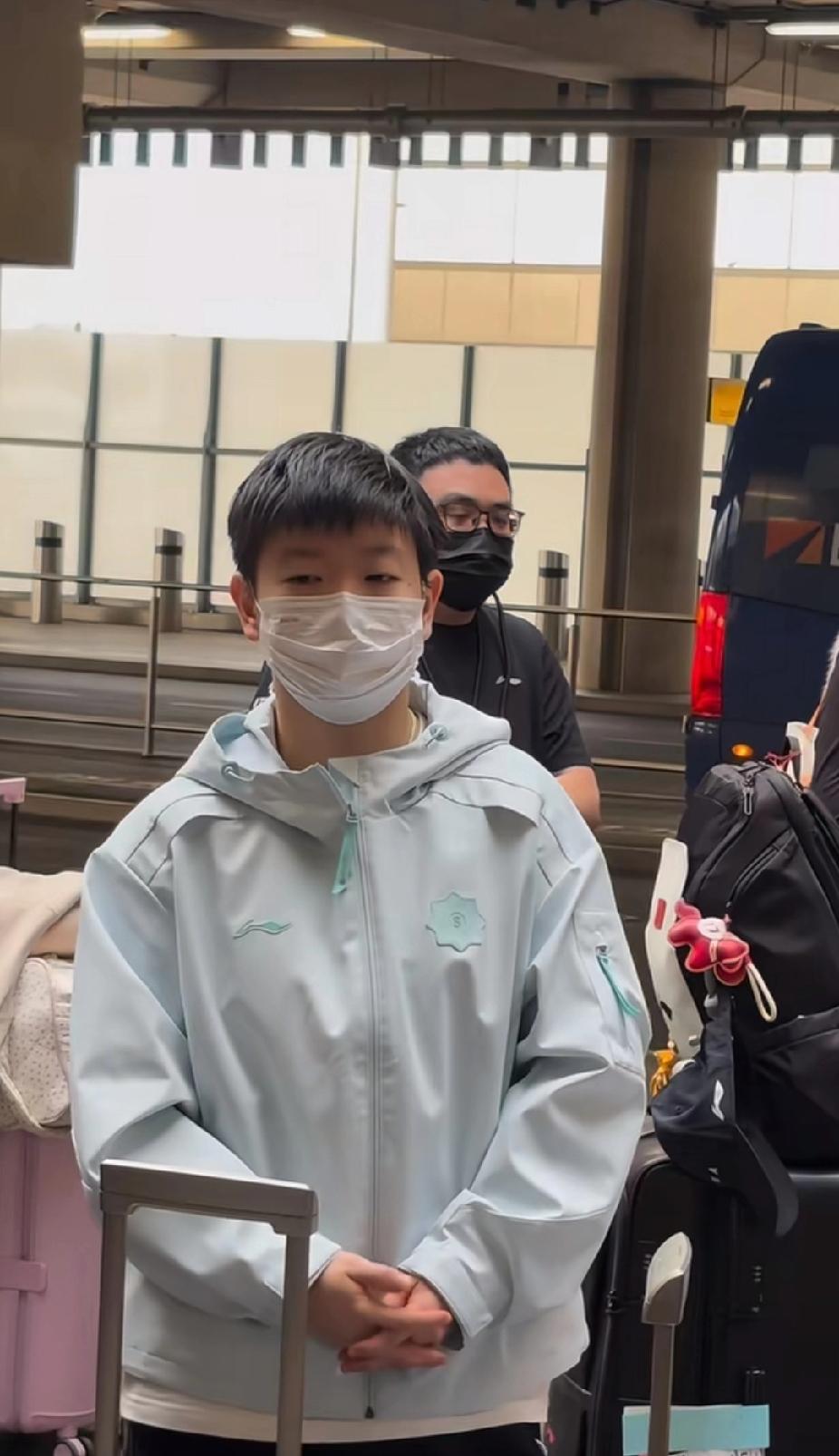 伦敦机场路透！玩指甲的小莎莎也太乖了吧✨刷到孙颖莎刚到伦敦的路透，一下子就