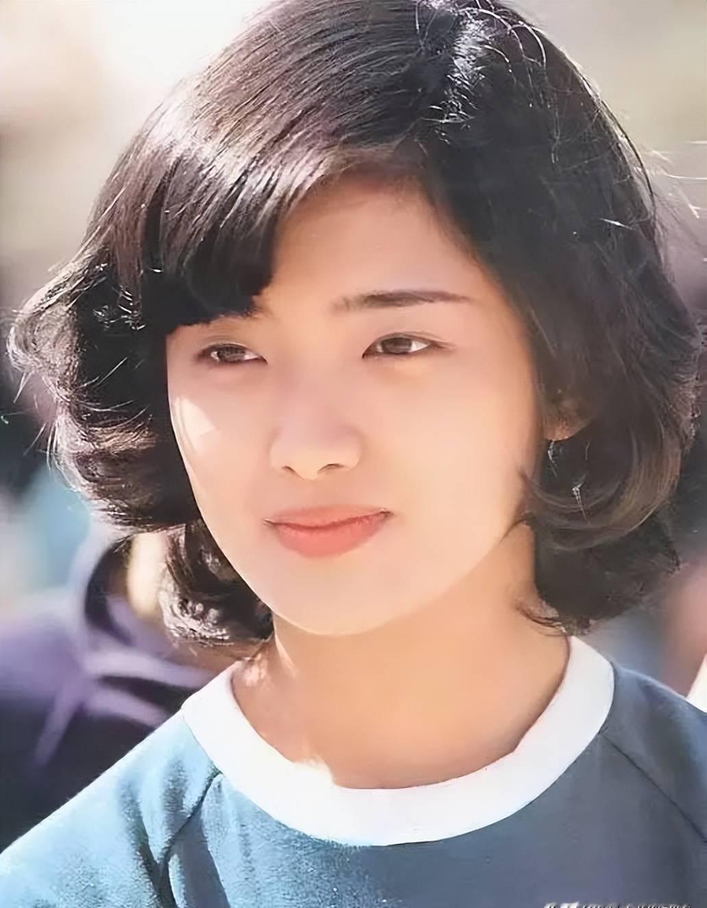 山口百惠的脸，正在被一种比岁月更可怕的东西“磨平”。你看她年轻时的照片，那双倔