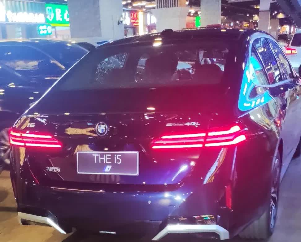 这一代的宝马5系，应该是一台最不像宝马的宝马车了。这个尾部设计，把车标遮住的