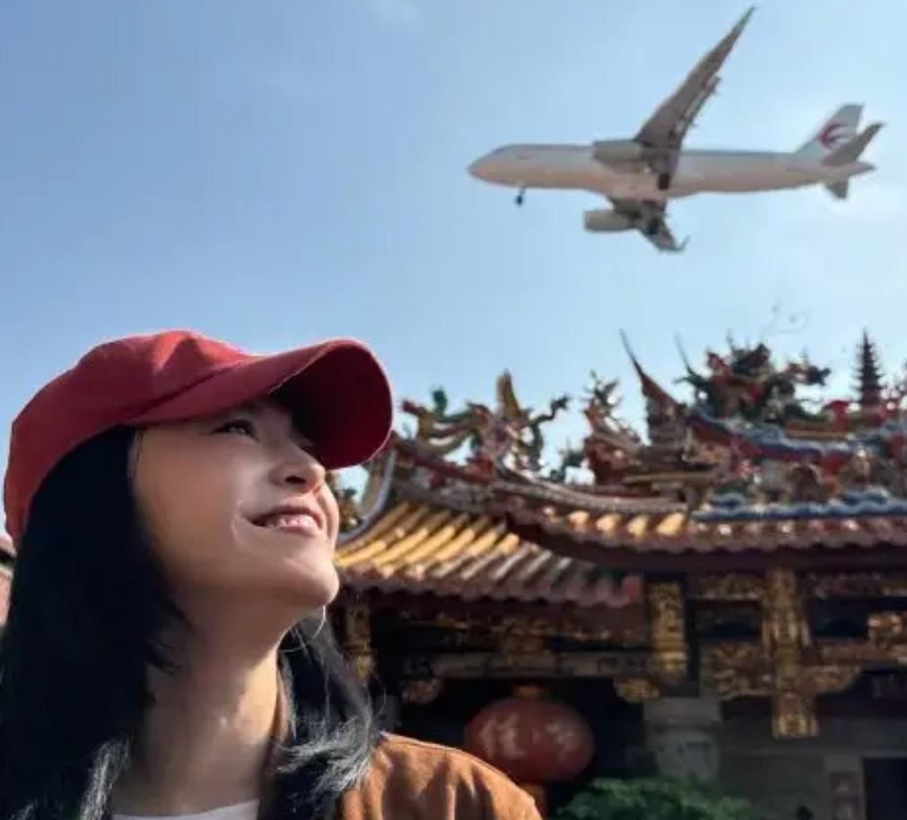 2025年12月27日，姚晨带儿子打卡了厦门高崎国际机场附近“即将消失的机位”。