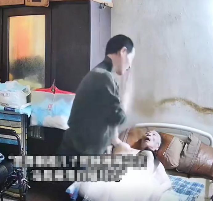让人难受，浙江一男子给瘫痪父亲擦身时，父亲突然说：你装的真像个孝子，每天不过帮我