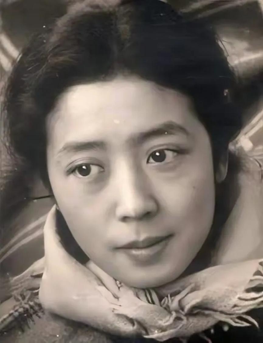 1940年，《雷雨》作者曹禺，出轨一个23岁的女学生，他的清华才女妻子得知此事后