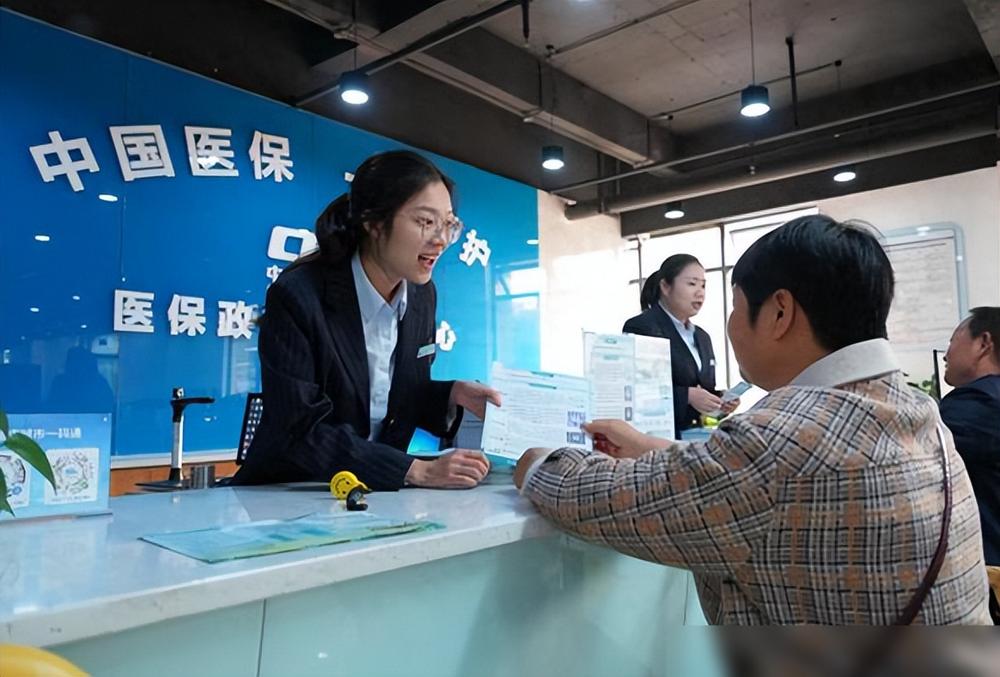 4月1日医保新规落地，13.7亿参保人放心，报销不收紧还更便捷4月1日起，医