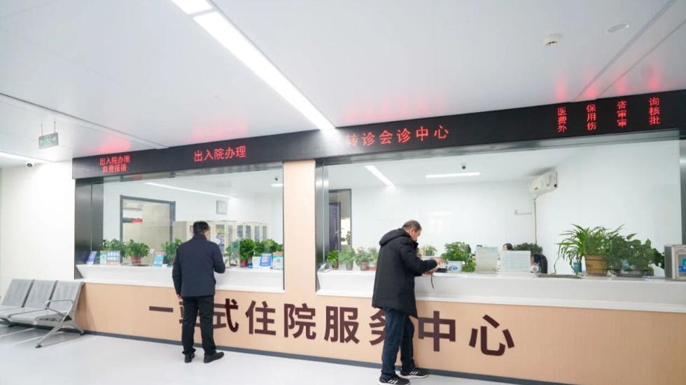 经常去大医院的人都懂，医院大厅、走廊里总有一群“闲人”，主动帮你排队、取号、跑腿