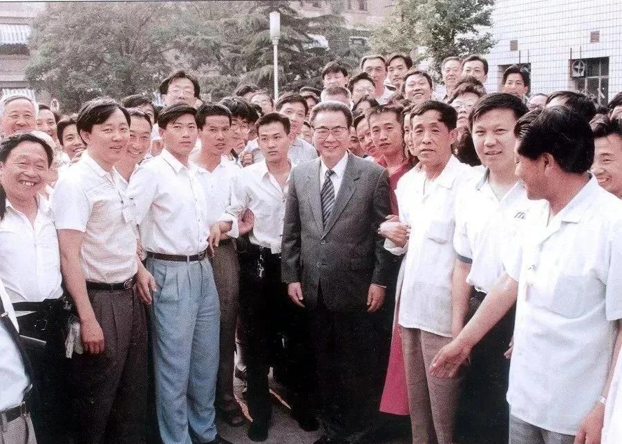 李鹏同志视察航天仿真中心时，与航天职工在一起的照片，可以看到挽着胳膊，十分亲切。