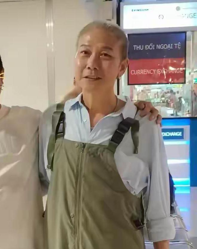 62岁钱小豪泰国机场被偶遇！背带裤造型难掩消瘦，岁月痕迹引热议近
