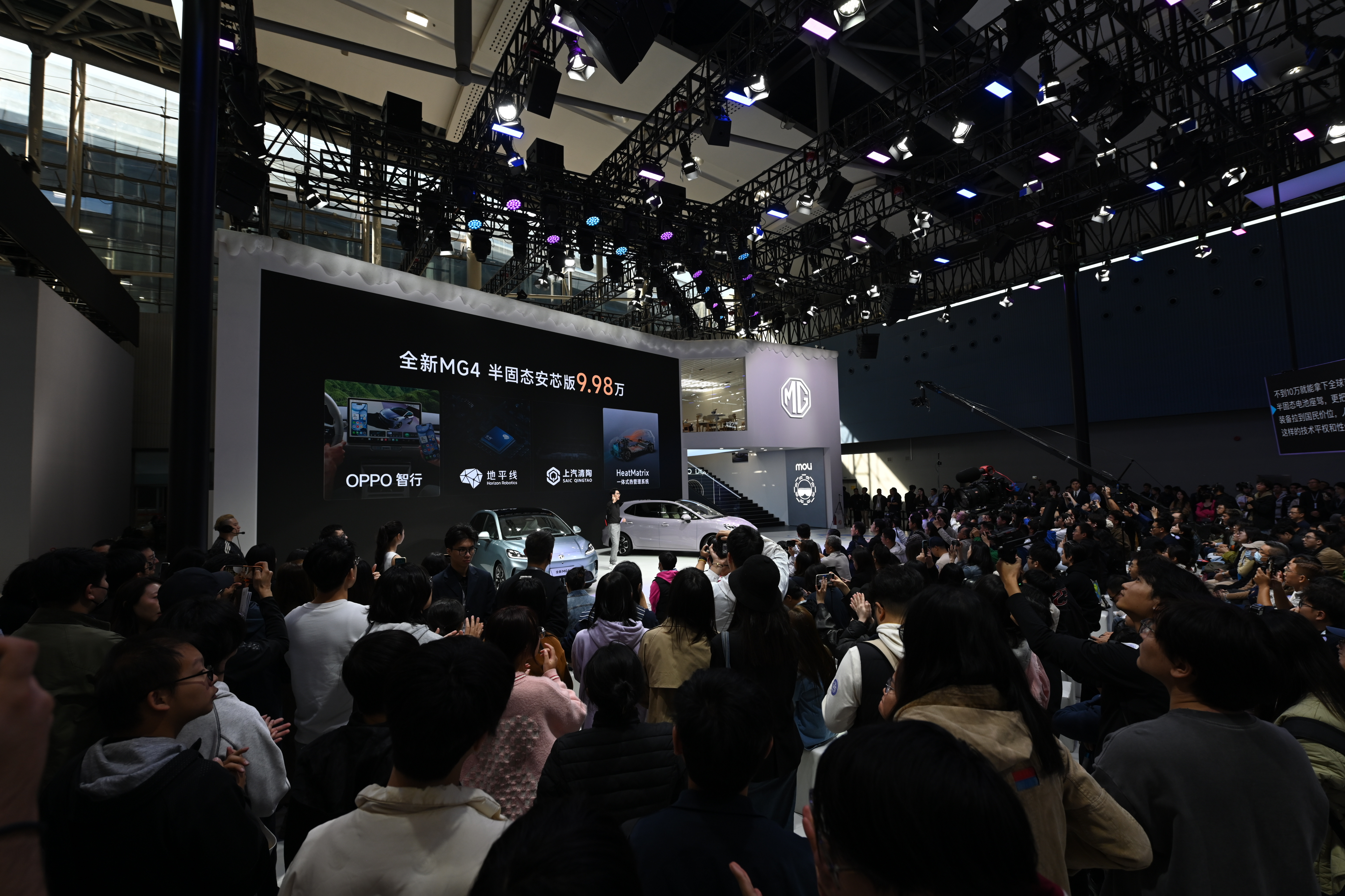 广州车展之上，MG重磅亮相全球首款量产半固态电池车型：全新MG4半固态安芯版，一