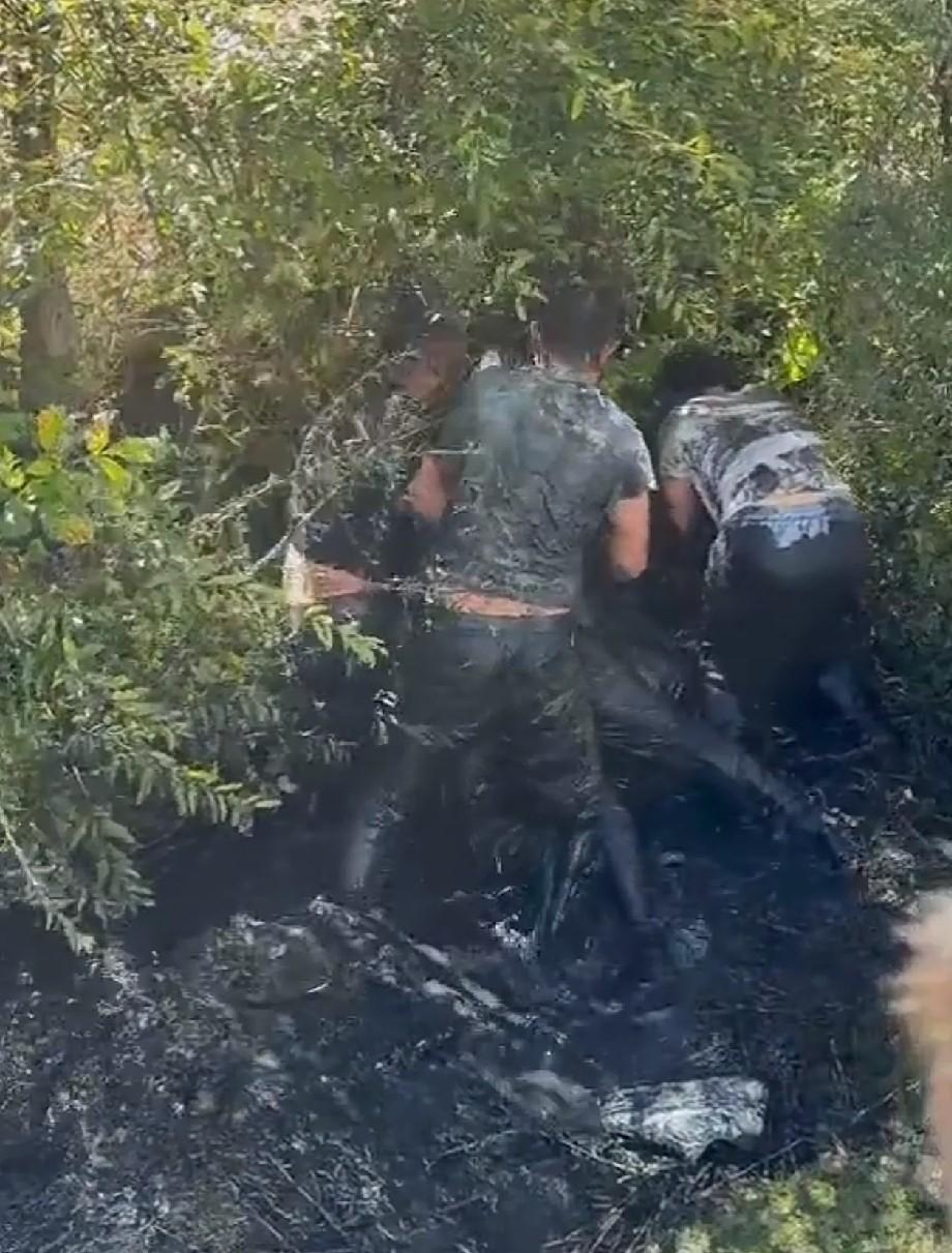 犯的着吗？有网友发视频称四川甘孜S434省道盘山公路上有人因在堵车路段强行加塞，