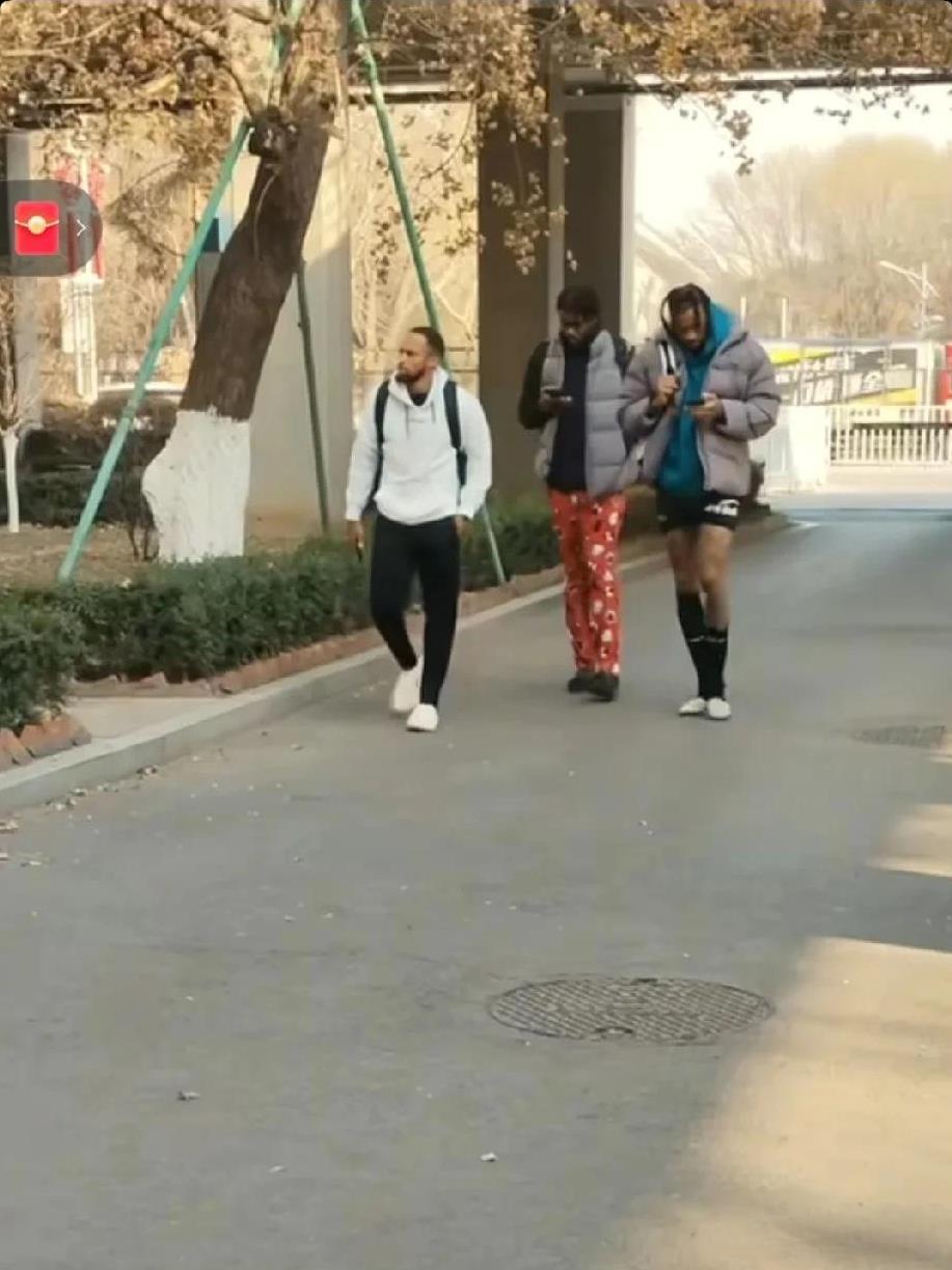 莫兰德是真禁冻，这穿搭没谁了！近日，看到辽宁男篮三名外援去训练馆的穿搭，真是最