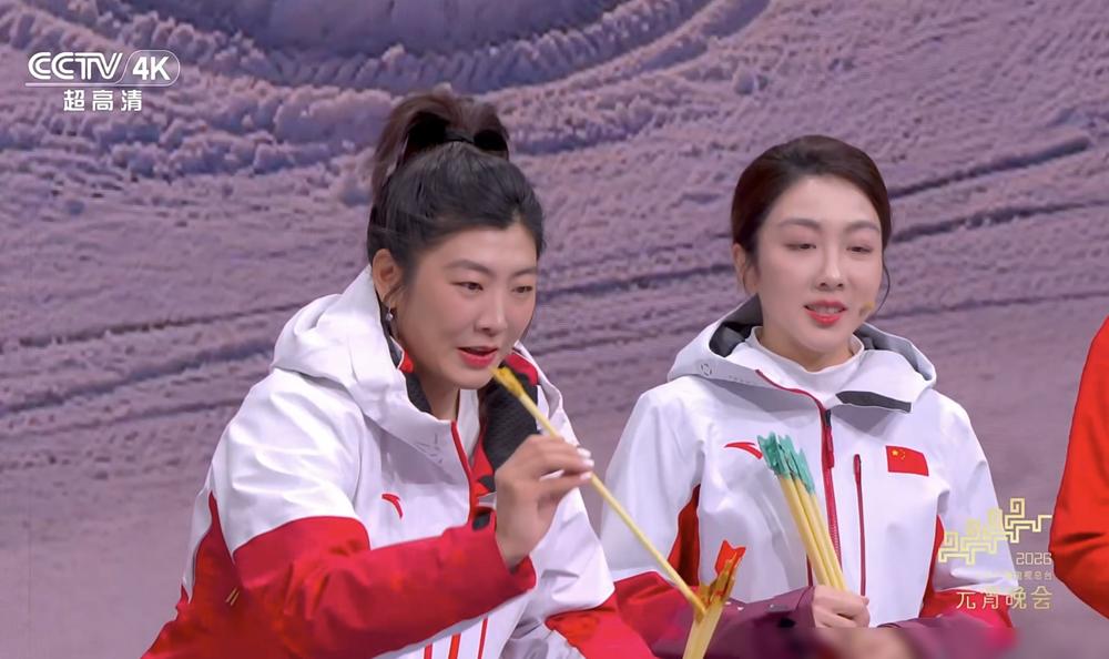 央视元宵晚会直播镜头前，主持人杨帆急得一巴掌拍在徐梦桃手背上。这位刚在米兰冬奥会