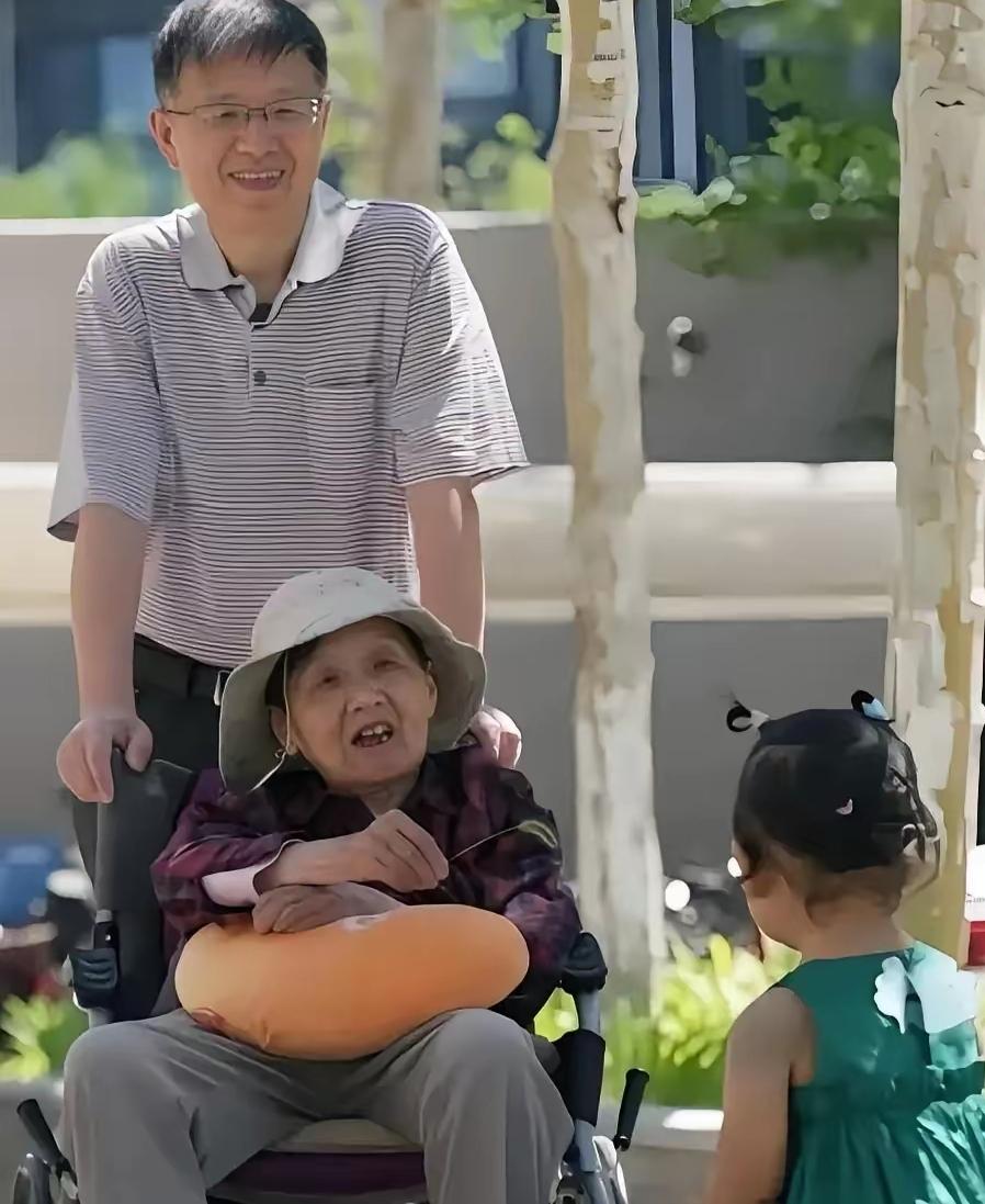 一位社会学家说：“只要你去伺候，一个屎尿屁都不能自理的老人，不用多，就俩月。你会