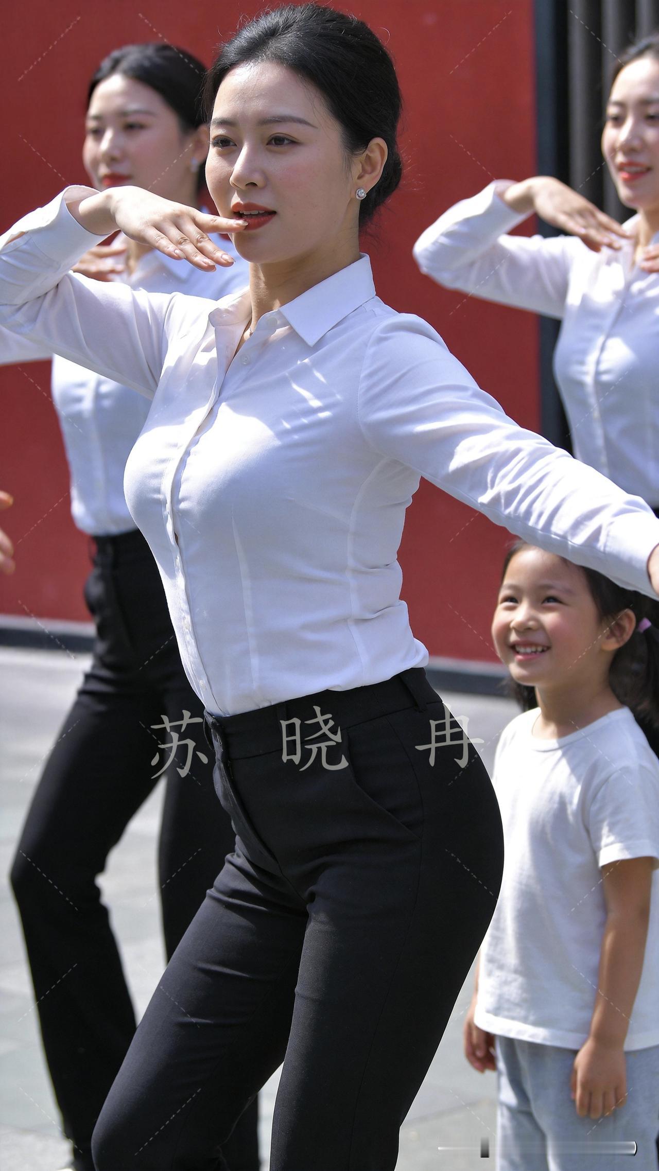 平日里常常来排练，今天小孙女专程过来，第一次现场围观外婆跳舞今天小孙女跟着外婆