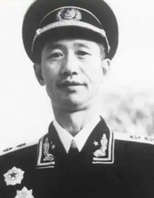 1941年，八路军炊事员去河边挑水做饭，忽然看到了许多奇怪的脚印，他感觉不对劲，