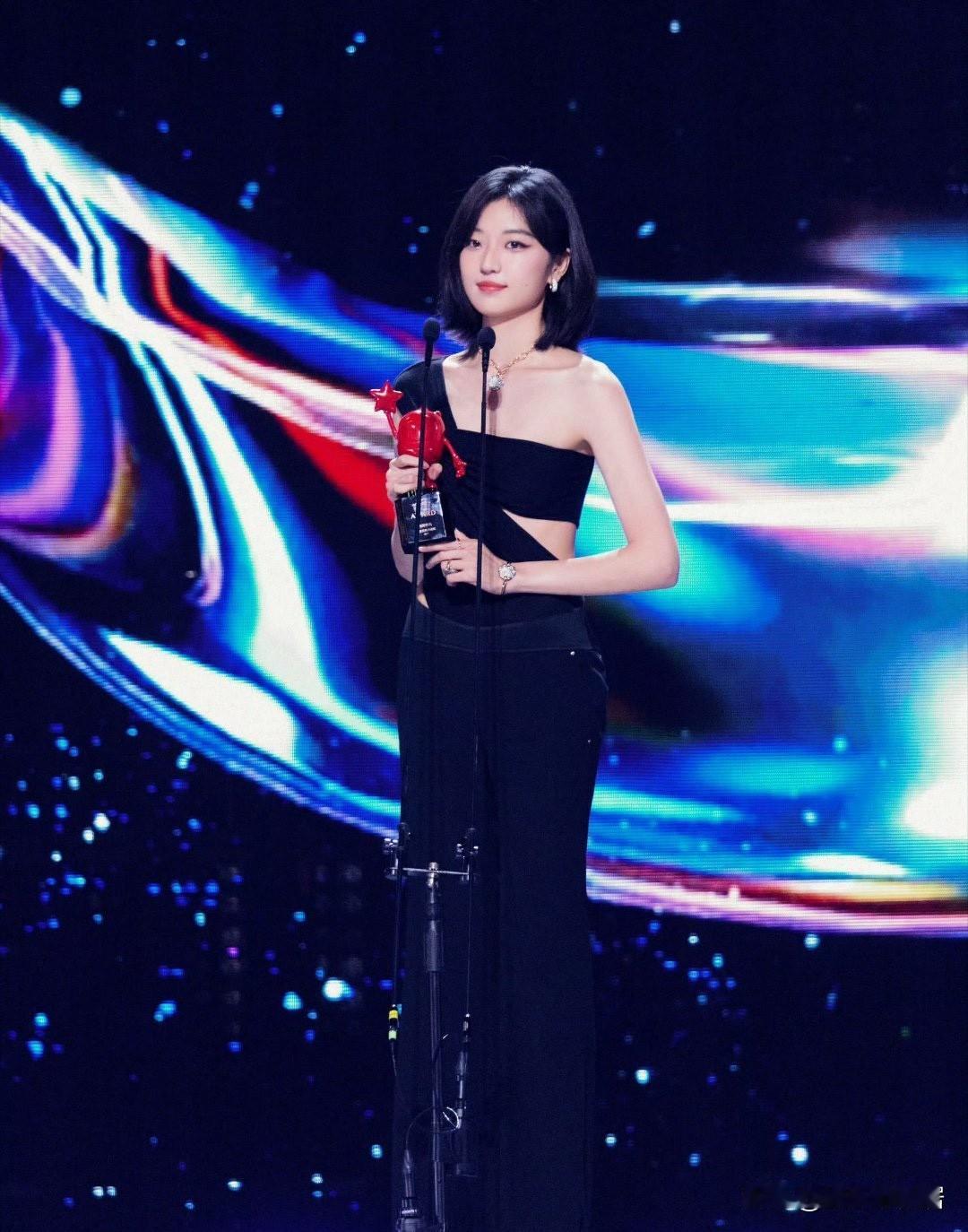 孙千是懂自己优势的你看她每次红毯都跟其他人格格不入人家都是豪华礼服高奢定制