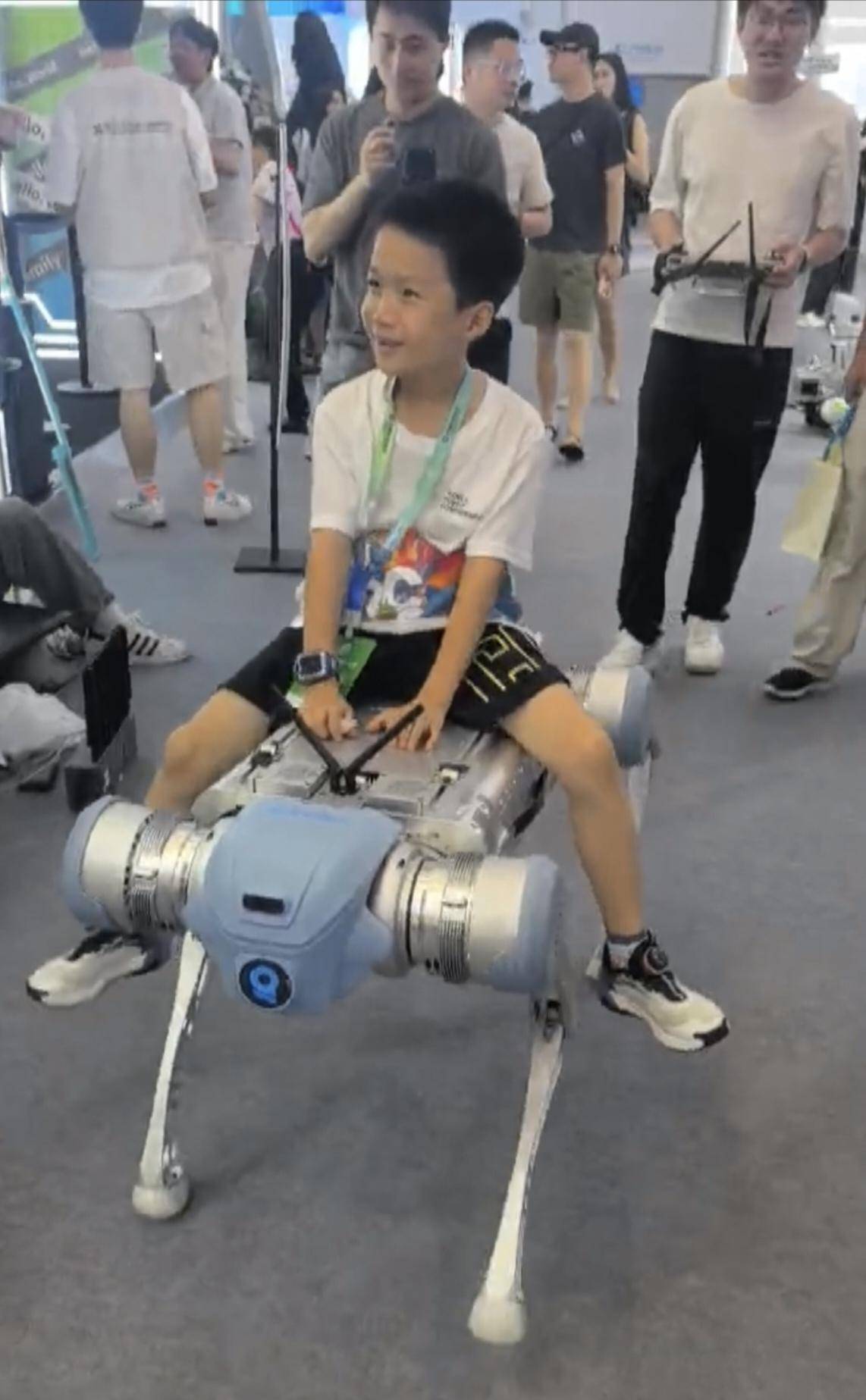 武汉机器人大会上，“赤兔”机器狗能驮小朋友，峰值负载超过120公斤，日常作业负重60到80公斤。这个