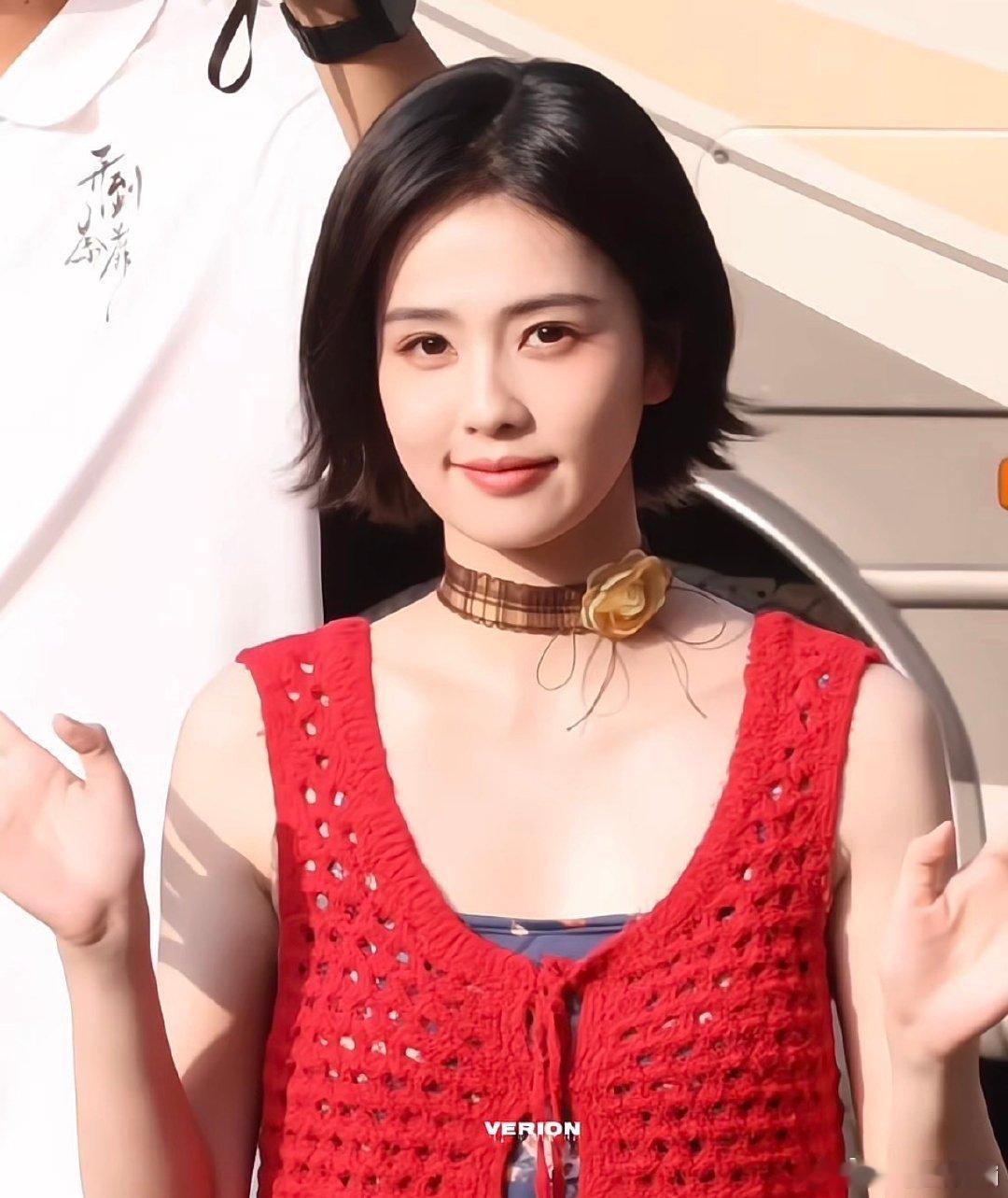 白鹿短发港风女郎这红背心太显白了！短发利落又俏皮，复古感拉满，白鹿你是懂怎么拿