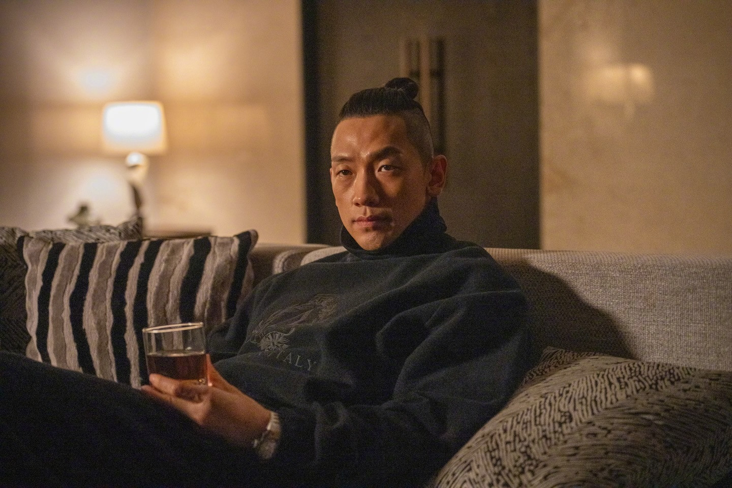 禹棹奂李相二Rain主演Netflix新剧猎犬2公开剧照。该剧改编自同名网漫