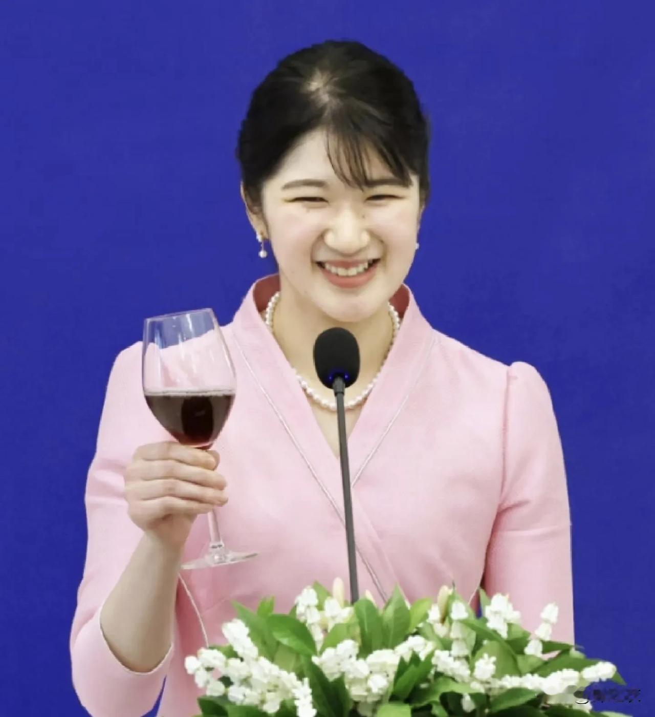 爱子公主的长相虽然不是很漂亮，但也算是可爱吧，毕竟她妈妈是一个美女，虽然爸爸一般