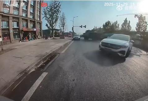 当军用装甲车撞上普通私家车会是什么效果，最近重庆一男子就给我们演示了一波，据旁边