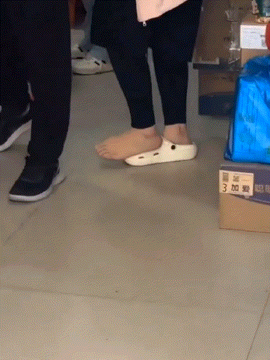 网友:应该是她拿鞋砸狗，然后狗把鞋叼走了，绝对是这样！