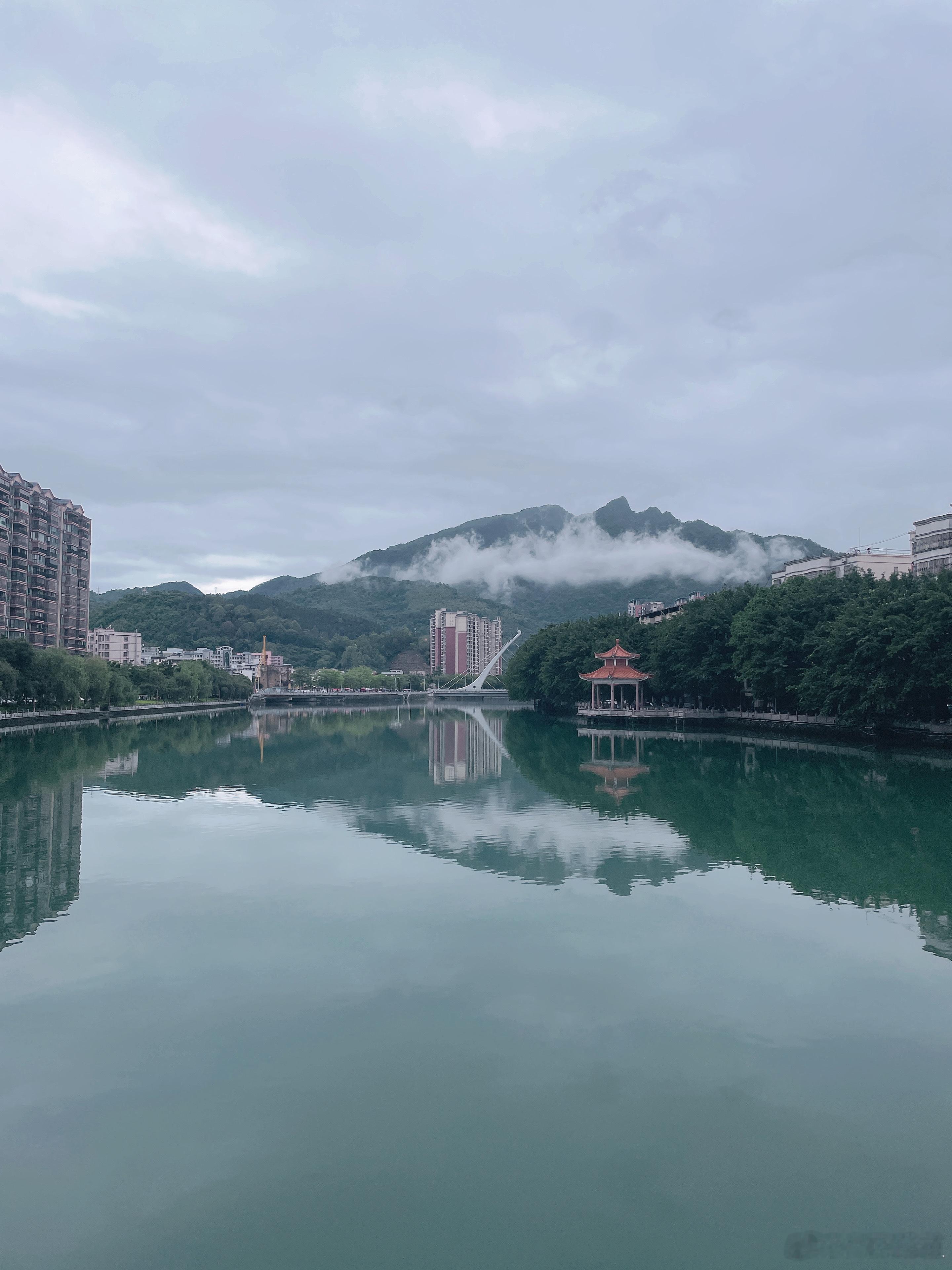 接下来，AI价值大转向，市场大风变：一方面是这段时间算力与芯片半导体的急速疯涨，
