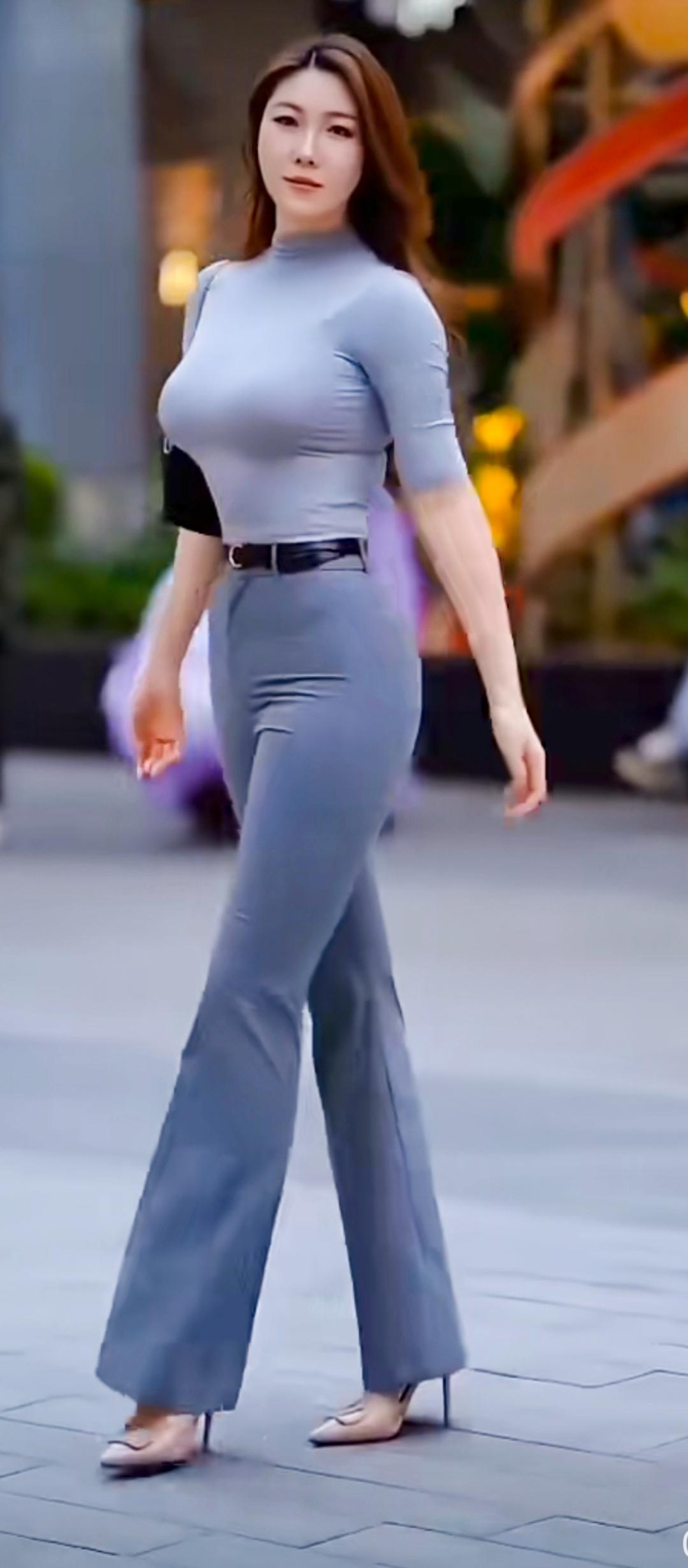 步履轻盈似云烟，风姿绰约似仙仙。