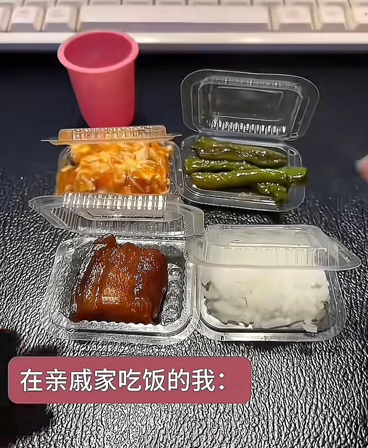 《在亲戚家吃饭的我》太有画面感了