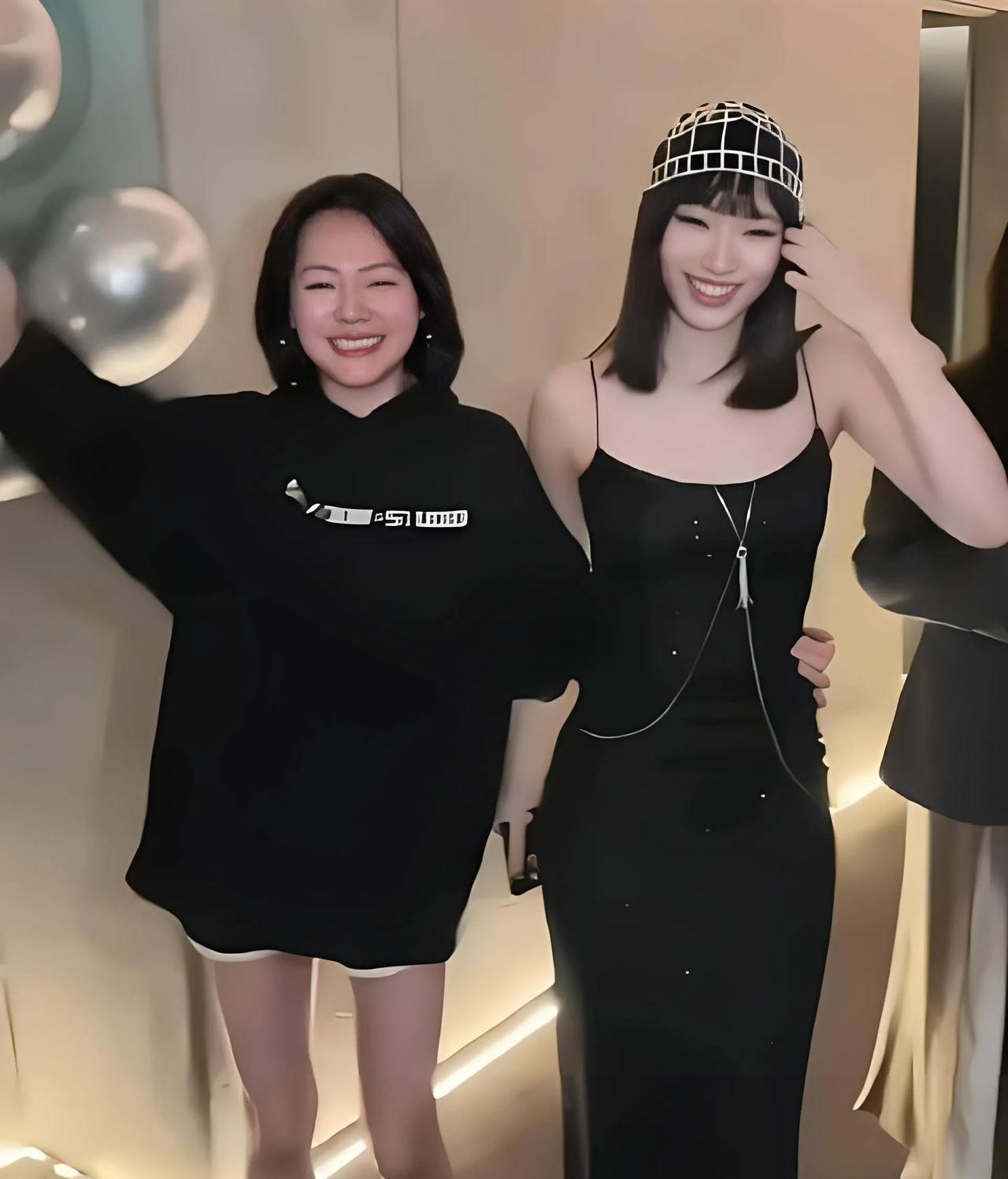 厉害了，妈妈穿衣打扮像女儿，女儿穿衣打扮像妈妈，而且看上去没有任何的违和感，小S