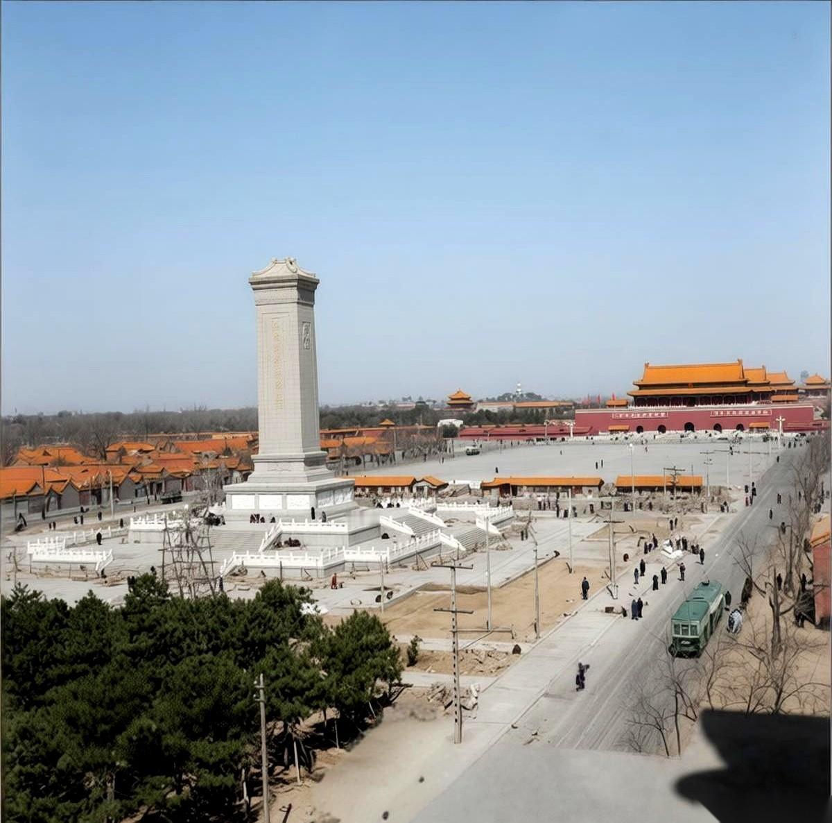 真该让现在的人都看看那张老照片。人民英雄纪念碑，1958年刚建成的时候，周围全