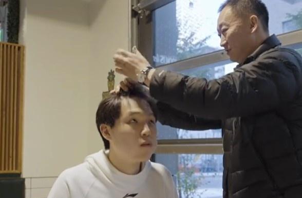 刘维伟给杨瀚森理发太搞笑，为省30美元，最终理个老年谢顶的干部头开拓者对杨瀚