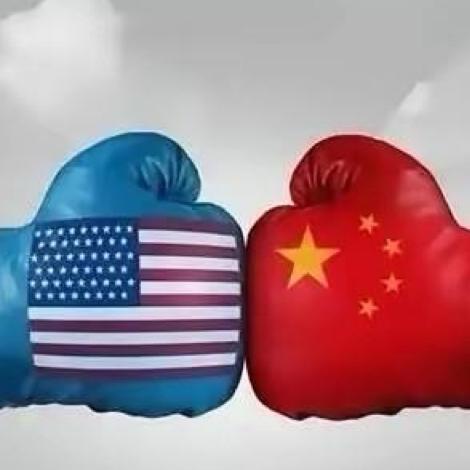 1950年10月，抗美援朝战争打响。12月，美国宣布冻结中国8亿美元资产。中国反